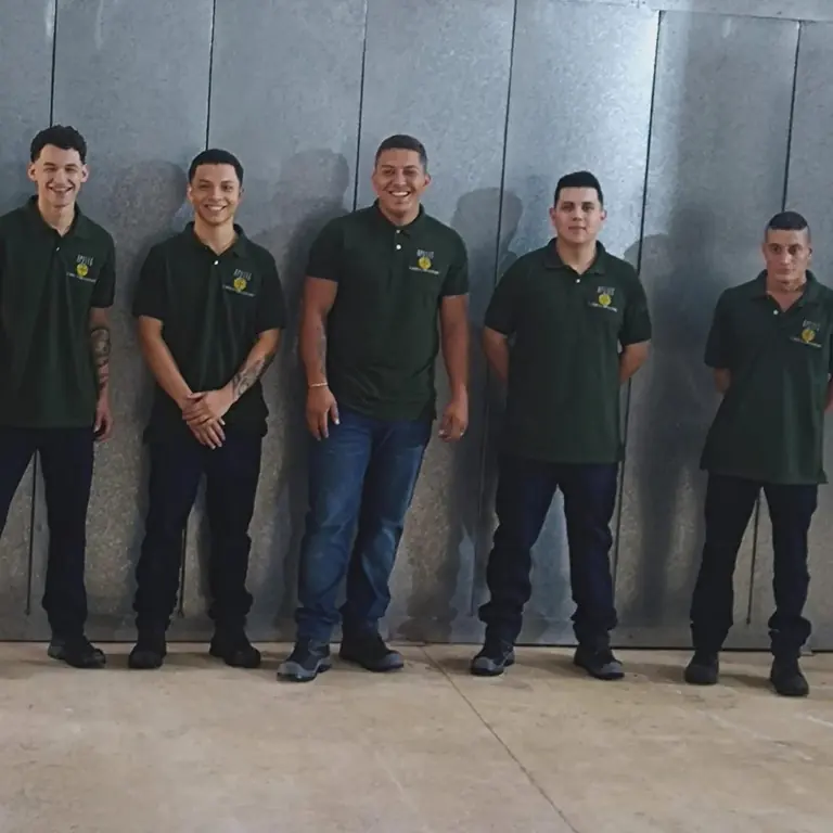 Cinco integrantes del equipo de APLITEC con uniforme verde